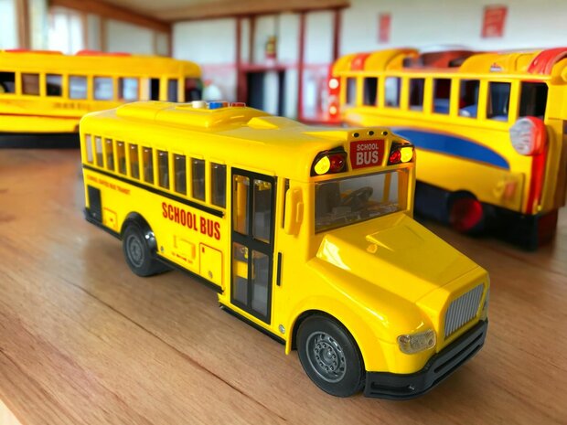 School bus with light and sound 27.5 cm yellow 1:16