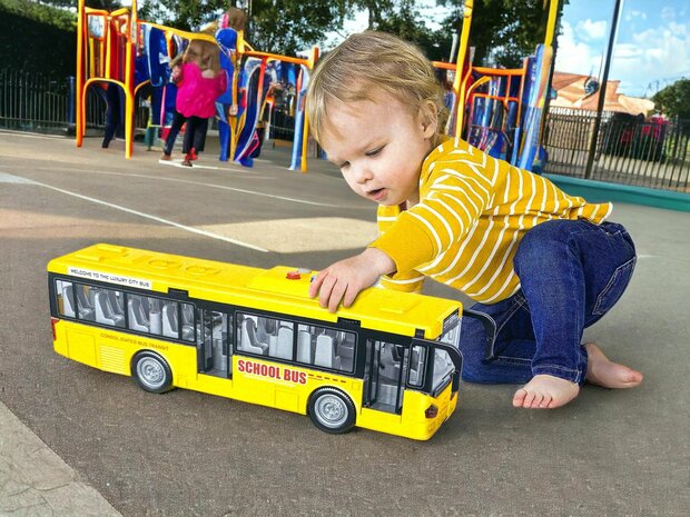 SCHOOLBUS MET LICHT EN GELUID 27 CM GEEL 1:16