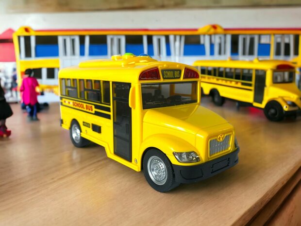 Amerikaanse schoolbus met licht en geluid 20 cm geel.