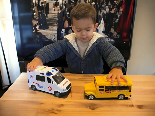 Bus scolaire am&eacute;ricain lumineux et sonore 20 cm jaune.