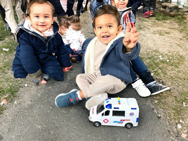 AMBULANCE TOY VEHICLE 22.5 cm - WITH SIREN - SOUND AND LIGHTS