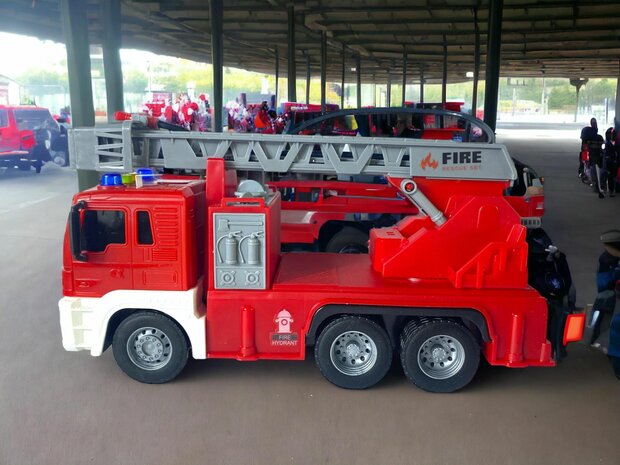 Jouet camion de pompiers/camion &eacute;chelle pour enfants 25 cm.