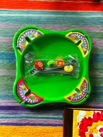 Dinosaur TOP Battle Gyro games 2 to 4 people can play.