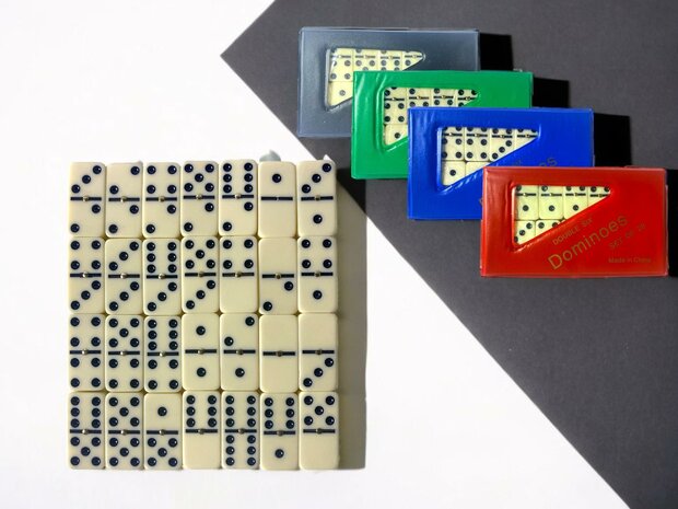 Jeu de dominos double/double 6 dans un &eacute;tui portefeuille et 28x pierres color&eacute;es