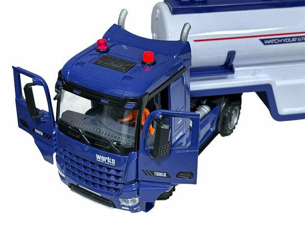 RC Tankwagen Lange Voertuig Vrachtwagen - Op afstand bestuurbare tankwagen met verlichting, geluid en afneembare tankoplegger &ndash; 55 cm XXL